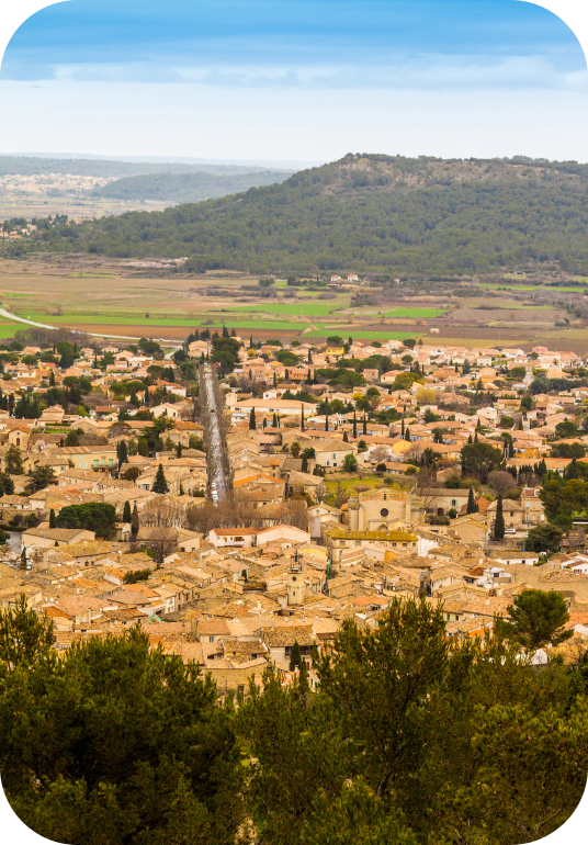 Calvisson charmant petit village situé dans le département du Gard