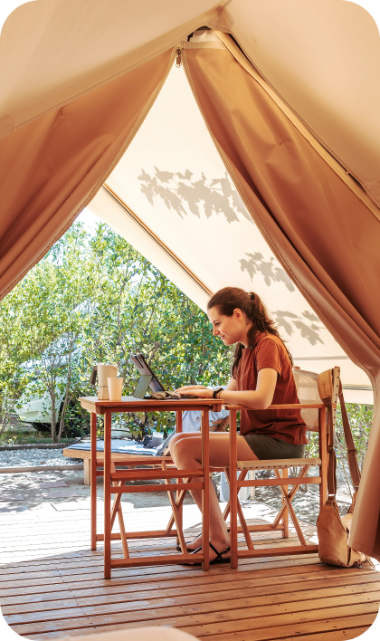 Terrace with tables and chairs, unusual accommodation in the Gard, Nature camp - Cotton tent, to rent at Les Lodges du Lagon campsite in the Camargue.