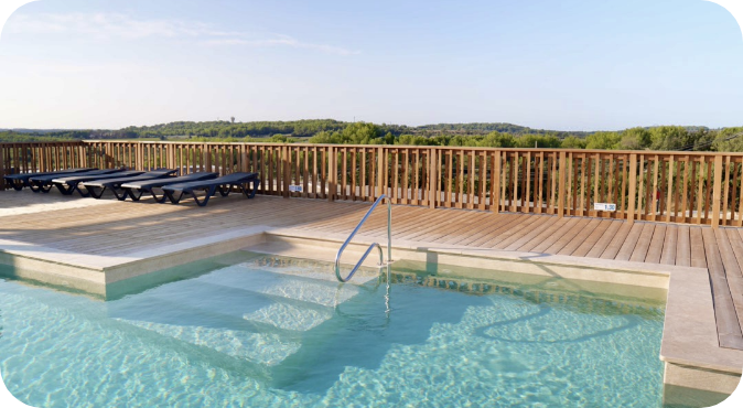 Le spa de l’espace bien-être du camping dans le Gard, Les Lodges du Lagon