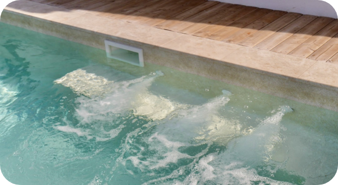 Le spa de l’espace bien-être du camping dans le Gard, Les Lodges du Lagon