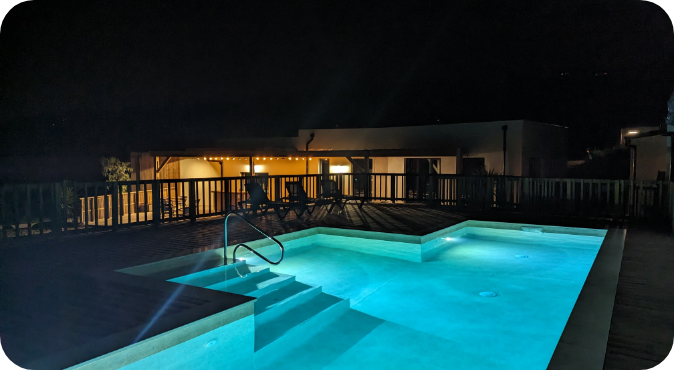 La piscine de nuit du camping dans le Gard, Les Lodges du Lagon