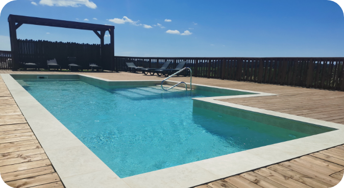 La piscine du camping dans le Gard, Les Lodges du Lagon