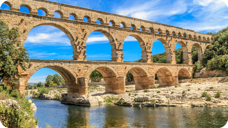 Le pont du Gard, le triomphe absolu de l'architecture romaine, à découvrir lors de votre séjour au camping Les Lodges du Lagon à Calvisson