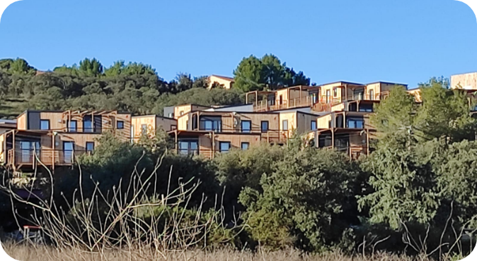 Vue des mobil-homes du camping dans le Gard, Les Lodges du Lagon